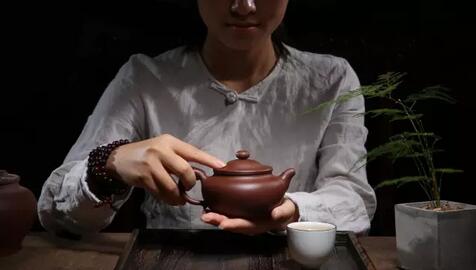 月经期间茶饮选择：绿茶与红茶适宜性探讨